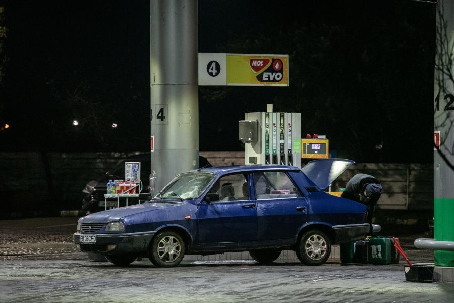 Az Orbán-kormány lenyomná az üzemanyagok árát