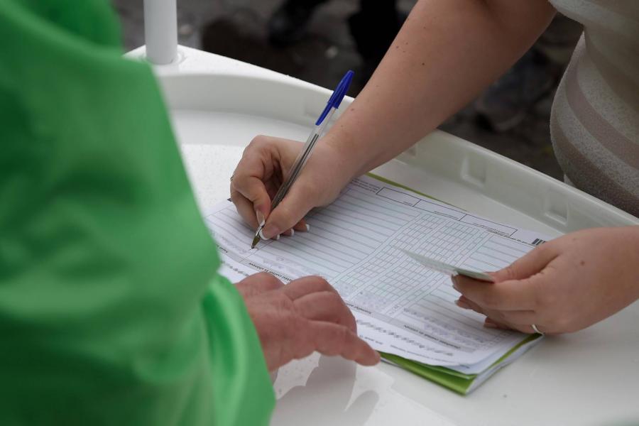Bejelentést tett a pettendi polgármester-jelölt, szerinte a helyi választási iroda napok óta osztogatja az ajánlóíveket