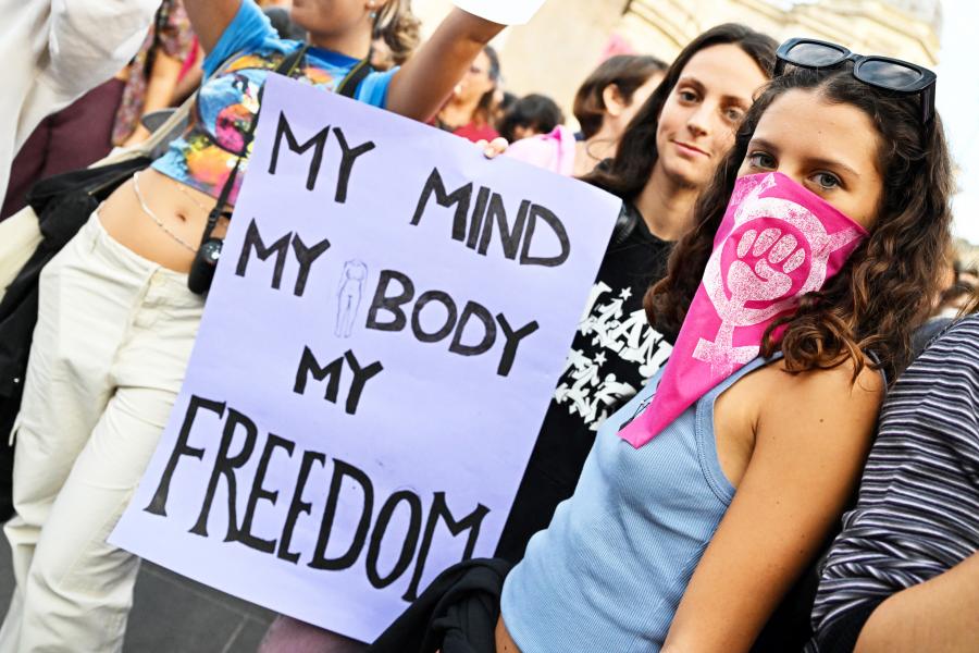 Giorgia Meloni azt ígérte, nem fogja megkérdőjelezni az abortuszhoz való jogot, a pártja most mégis szigorítana a szabályokon