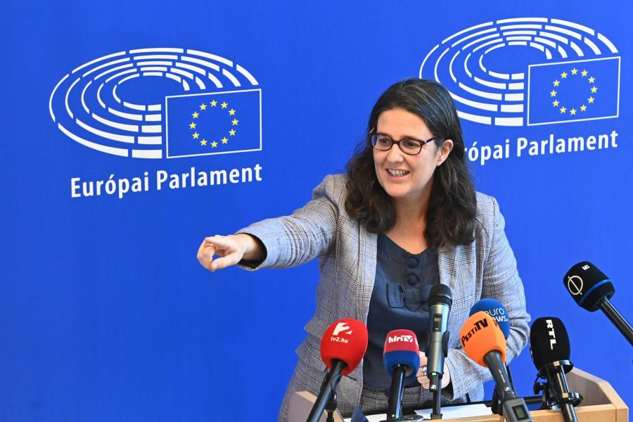 A szuverenitásvédelmi törvény azonnali bírósági felfüggesztését kéri az EP