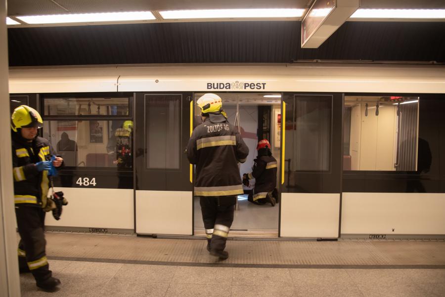 Elgázolt egy nőt a metró a Blaha Lujza téren (Fotók a mentésről)