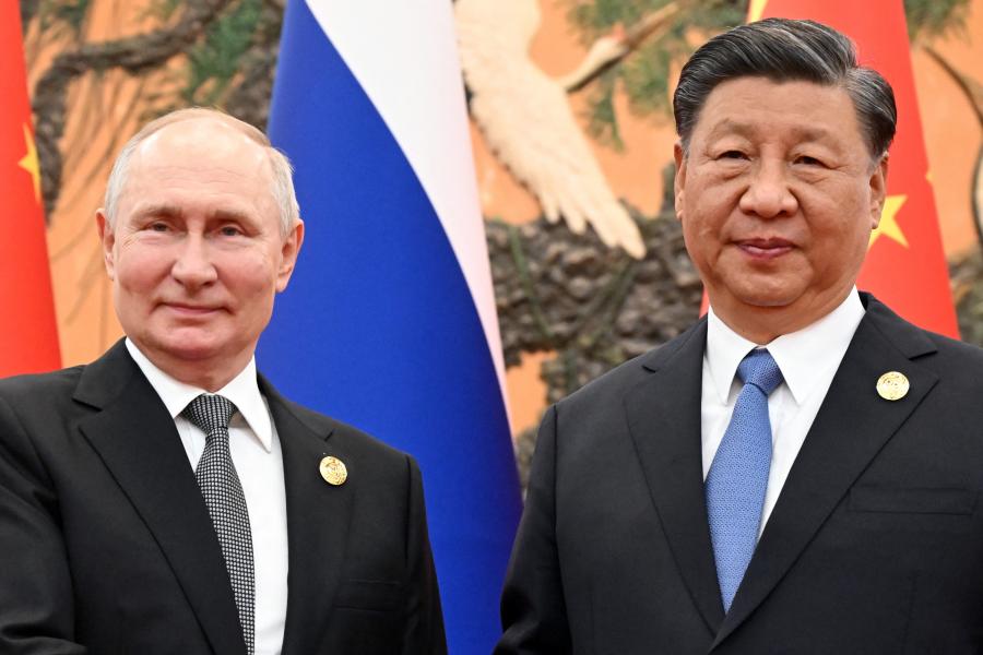 Vlagyimir Putyin májusban Pekingbe  készül, hóna alatt egy utópikus szocialistának tartott szerző művével