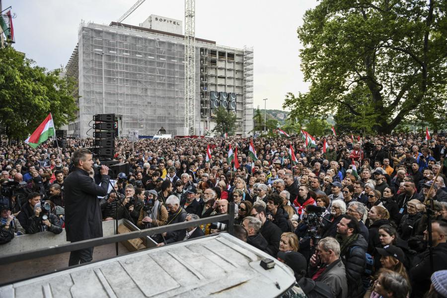 Több ezer emberrel tüntetett Magyar Péter a gyermekek védelméért – Galéria!