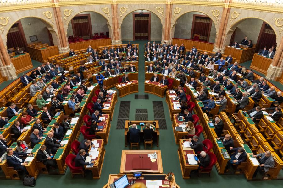 Tanárképzés, digitális állampolgárság, könyvek árkedvezménye – Kezdődik a parlament kétnapos ülése