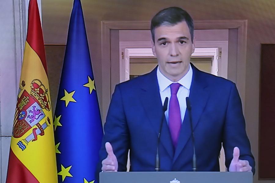 Marad a spanyol kormányfő. fel van készülve a feleségét érő további támadásokra