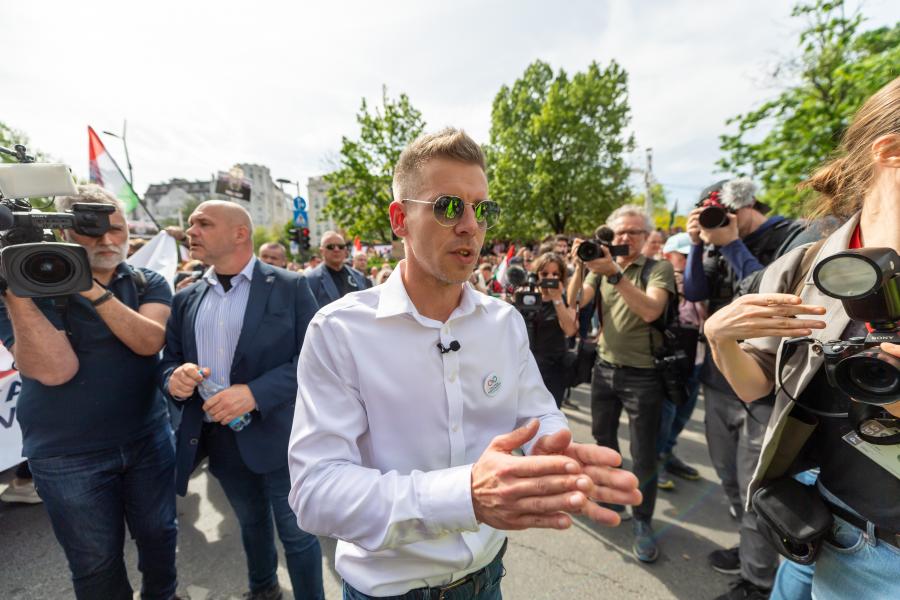 Kiugró siker lett Magyar Péter napszemüveges akciójából, és nem csak a pénz miatt