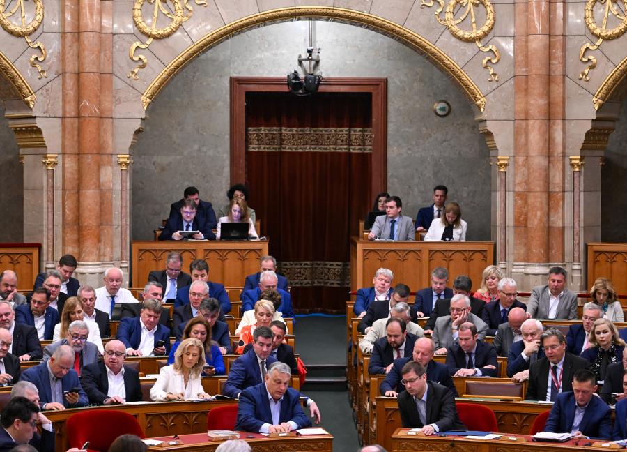 Megszavazta az Országgyűlés, erővel elvesznek több ingatlant az a józsefvárosi önkormányzattól, a magyar honvédek még kiszolgáltatottabbak lesznek