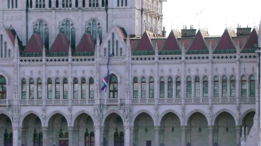 Váratlanul egy húszméteres magyar és EU-s zászló jelent meg az Országház egyik ablakában