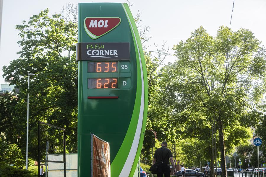 Hétfőtől újfent rendhagyó módon további 2-2 forinttal csökken a benzin és a gázolaj nagykereskedelmi ára