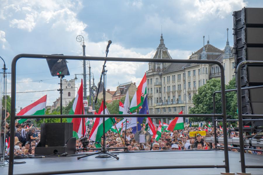 Rengeteg ember tüntet, Magyar Péter most megnézi, Debrecen fideszes maradt-e – Percről percre