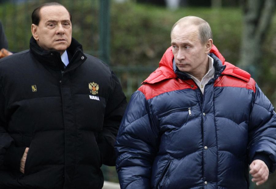 Vlagyimir Putyin egy közös nyaraláson kivágta egy szarvas szívét és odaadta Silvio Berlusconinak, aki azonnal ment hányni