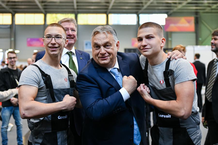 Helikopterező Szijjártó Péterrel kívánt sok sikert Orbán Viktor az érettségizőknek