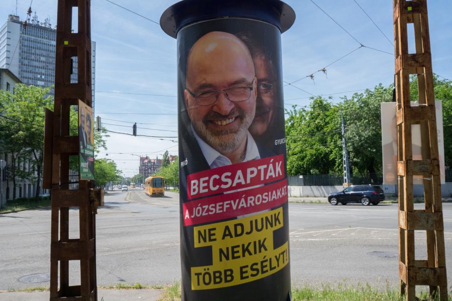 Már Pikó András arca mögül is Gyurcsány Ferenc mosolyog a Fidesz józsefvárosi plakátján 