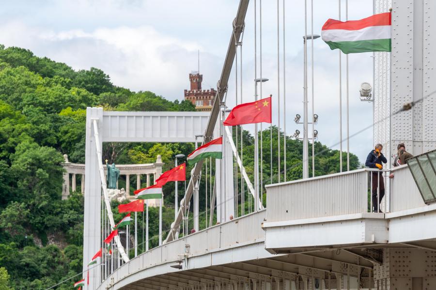 Az Erzsébet hídra már kitűzték a kínai zászlókat, Hszi Csin-ping szerda este érkezik Budapestre