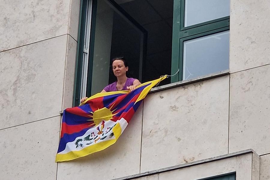 Tibeti zászlót lógatott ki az Országház ablakán Szabó Tímea