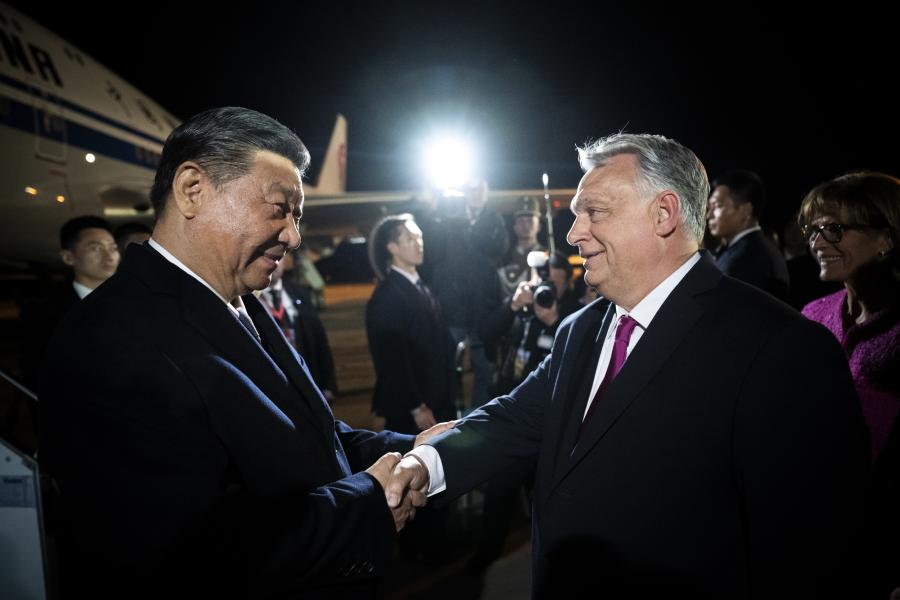 Megérkezett Budapestre a kínai elnök, Hszi Csin-ping