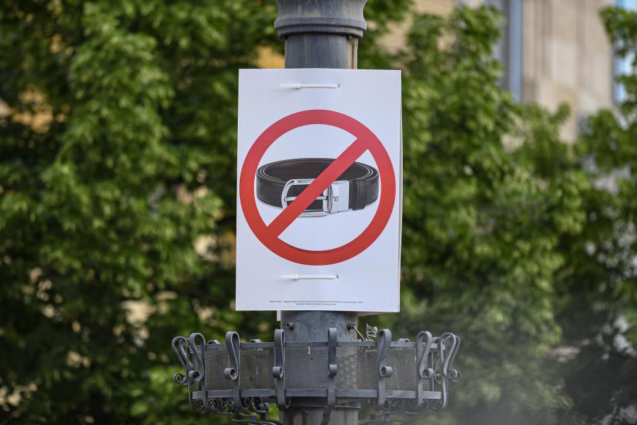 Miskolcon is áthúzott, nadrágszíjas plakáttal várják Magyar Pétert 