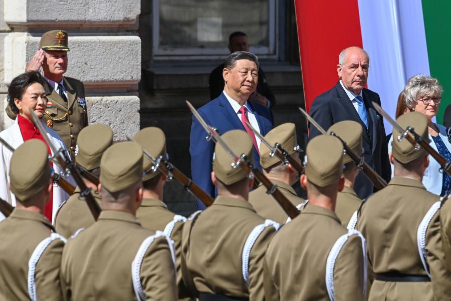Katonai ceremóniával fogadta a kínai elnököt Sulyok Tamás, az elnökfeleségek porcelántányérokat festettek