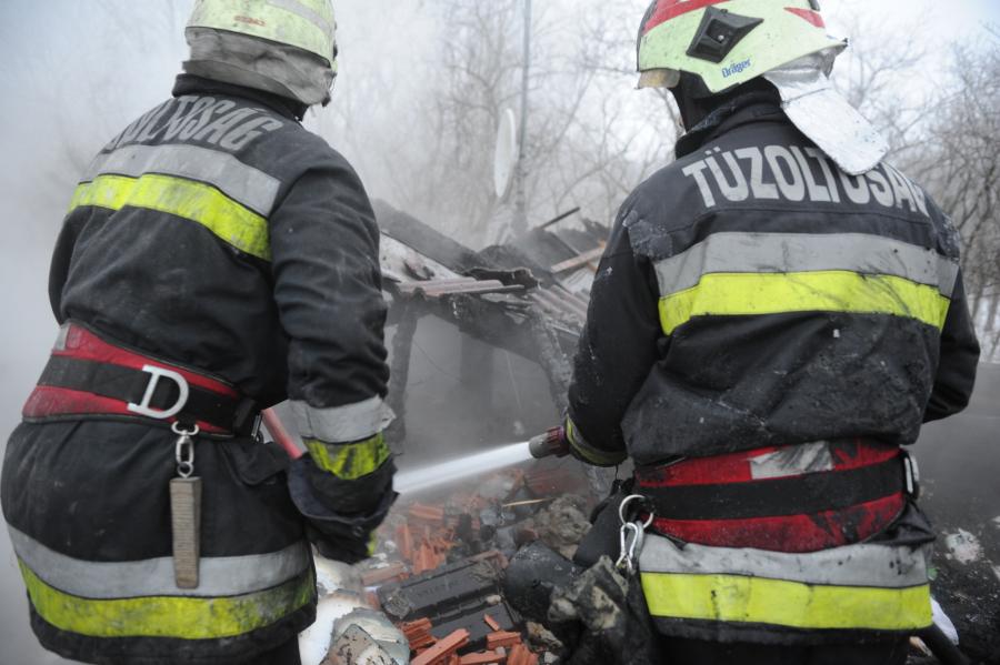 Halált okozott Szolnokon egy lakástűz, amelyben lomok lángoltak