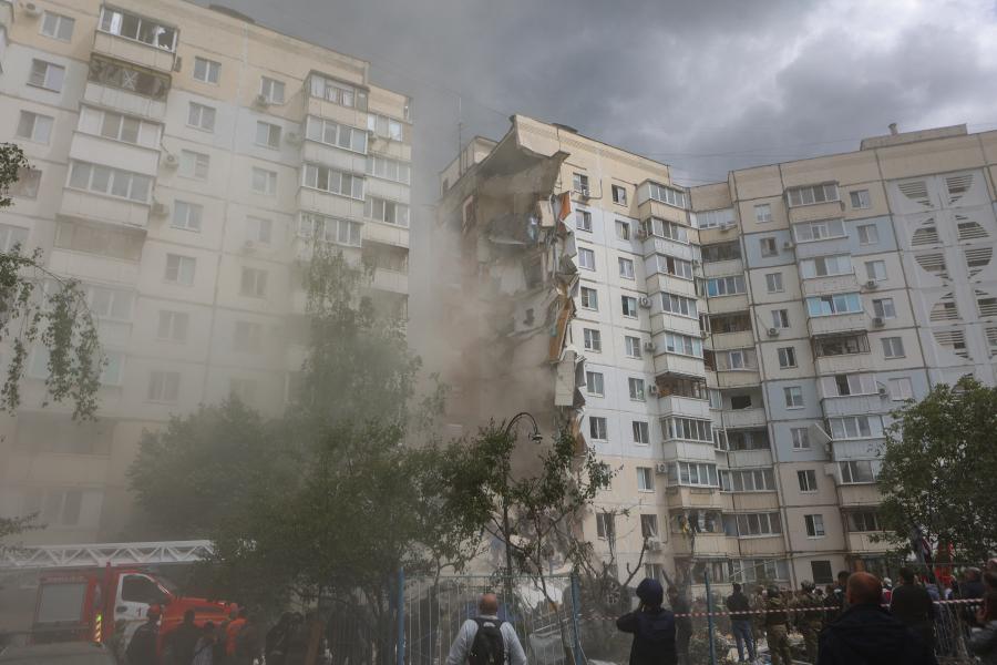 Videón, ahogy felrobban és összedől egy tízemeletes panelház az oroszországi Belgorodban 