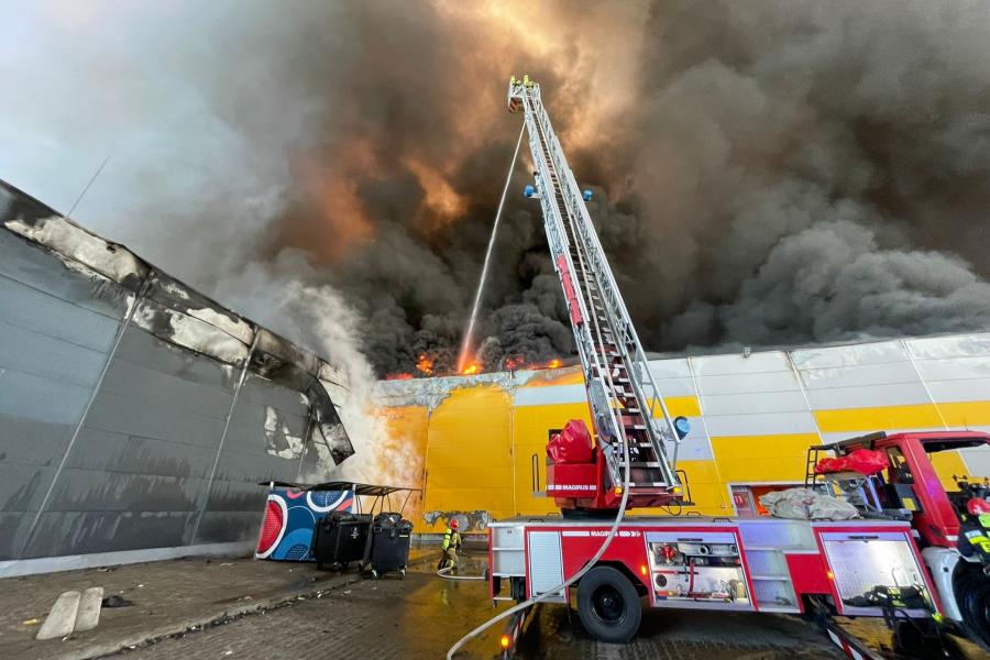 Videón, ahogy a lángok martalékává válik a legnagyobb varsói bevásárlóközpont 
