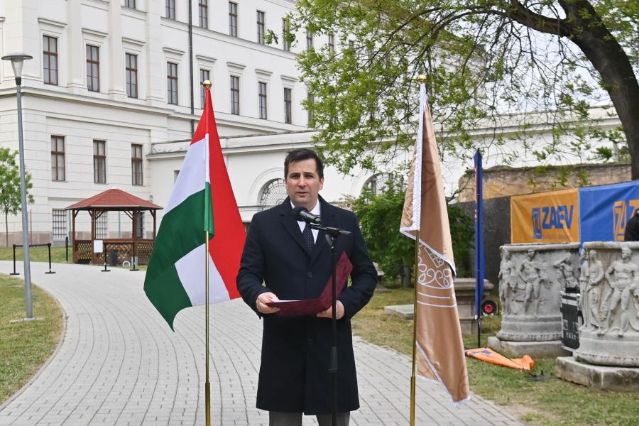 Mélyen hallgat Orbán Viktor kedvenc egyetemének rektora, miért hívta meg a holokauszttagadó iráni exelnököt