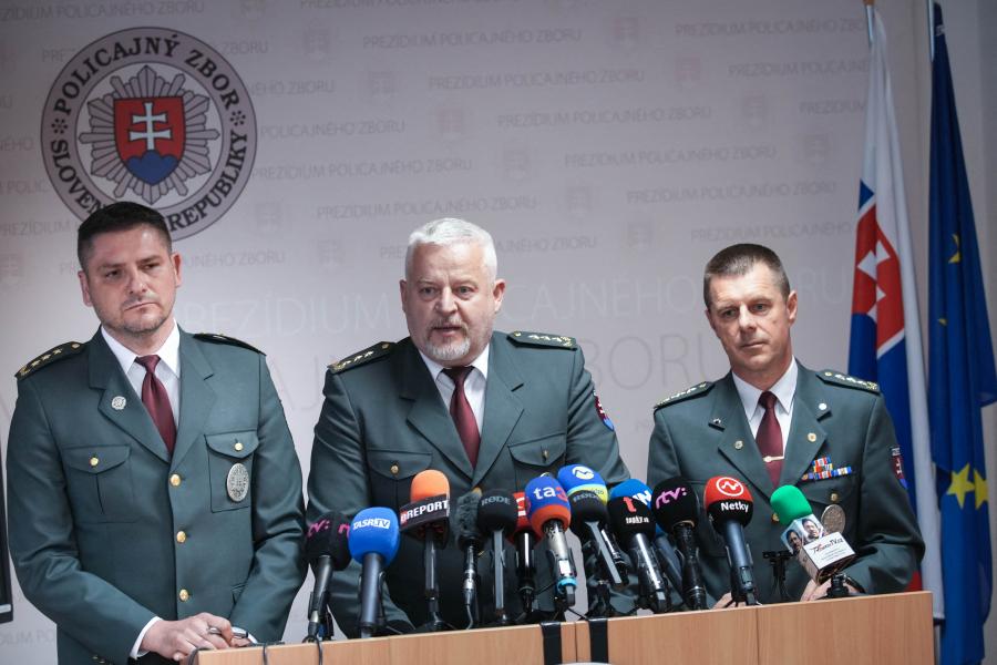 Fokozott biztonsági intézkedéseket rendelt el a szlovák rendőrség, iskolákat és szerkesztőségeket is védenek