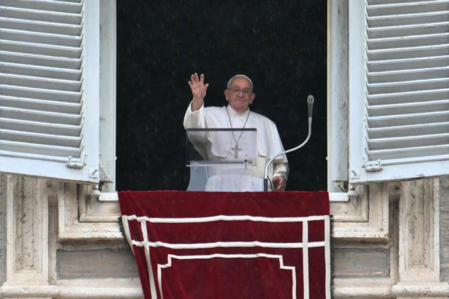 Ferenc pápa: A nemzetek vezetői nyissák meg a béke kapuit