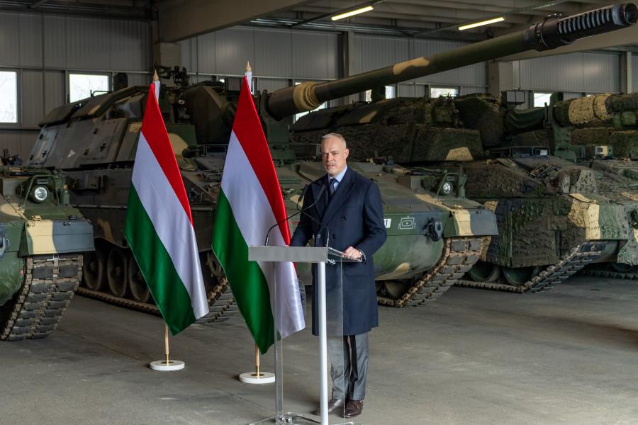 A békepárti Szalay-Bobrovniczky Kristóf ismertette, miként áll át hadipari működésre Magyarország