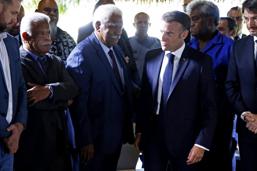 Emmanuel Macron elutazott Új-Kaledóniára, hogy nyugalomra kérjen a halálos zavargások után