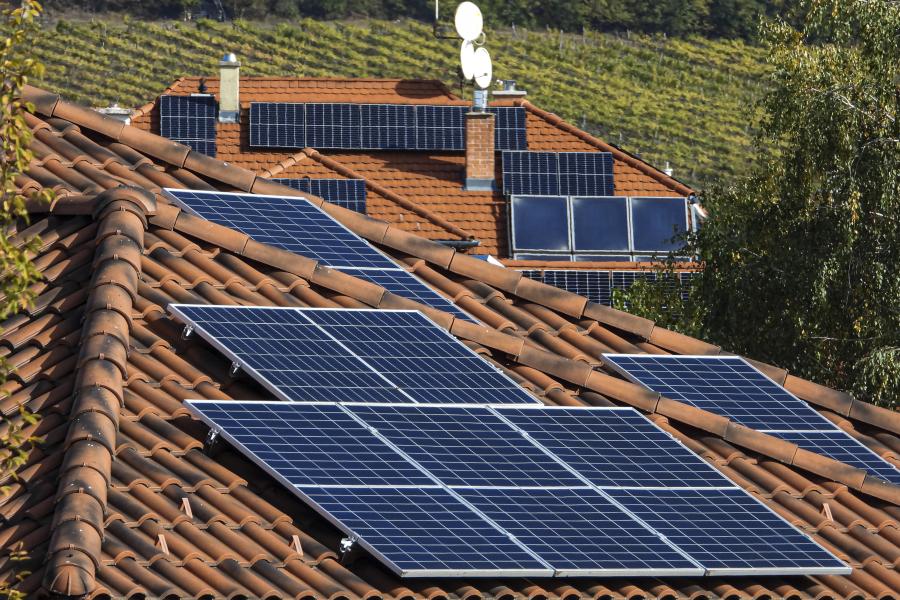 Csődben a napelemes kivitelezők, sok „nyertes” család is elbukhatja eddig kifizetett önrészeit