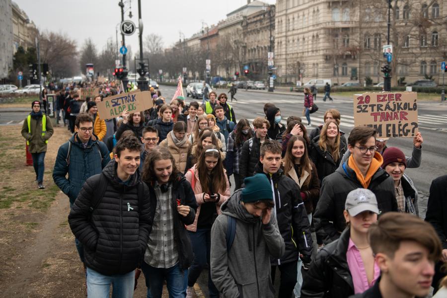A magyar fiatalok változást akarnak, óriási  a nyitottság valami újra