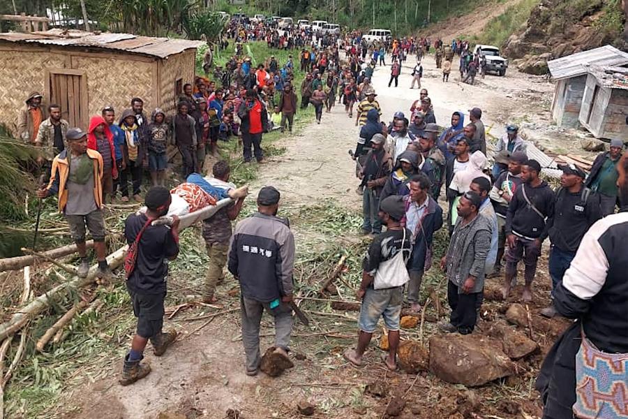Több mint 300 embert temetett maga alá a földcsuszamlás Pápua Új-Guineán