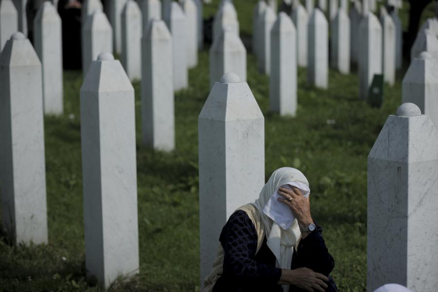 Szégyenfát állítanak fel a srebrenicai mészárlás emlékhelyén, Magyarország neve is rajta lesz