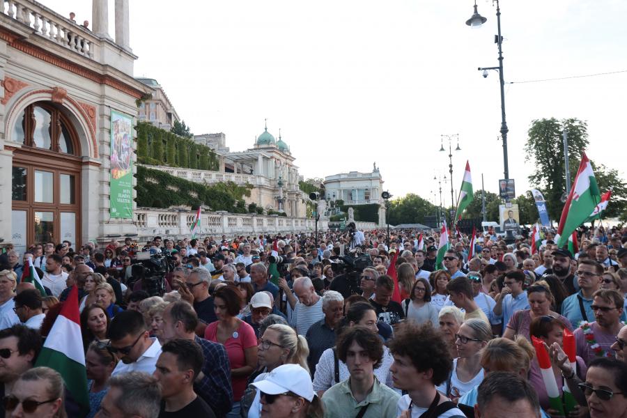 Már felzúgott a „Mocskos Fidesz!”, tüntetnek a választási vita előtt, közben és után – Percről percre