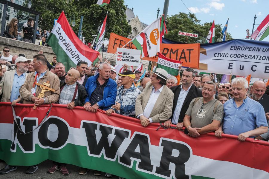Békemenetelők: Az nem baj, ha Csádba magyar katonákat küld az Orbán-kormány, de ki nekünk Ukrajna? – Videó!