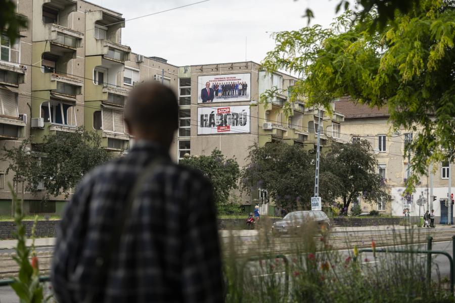 Cicás képpel és gyermekrajzokkal zajlik a Fidesz háborús plakátja elleni küzdelem Orosházán 
