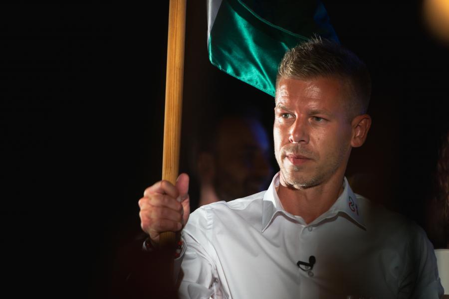 Magyar Péter válogatott mezben kelt útra a németországi futball-Eb-re, Orbán Viktort szurkolói sállal fotózták a kormányfői kisbusz előtt