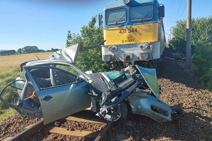 Hárman szörnyethaltak, amikor egy autó a tilos jelzésen áthajtva ütközött egy vonattal Méránál