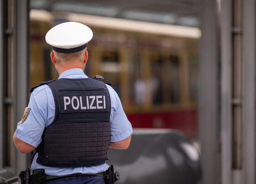Lelőttek egy férfit, aki késsel támadt járőröző rendőrökre egy német vasútállomáson