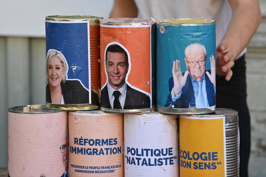 Emmanuel Macron próbálja menteni a menthetőt, példátlanul széles front alakul Franciaországban a szélsőjobb ellen