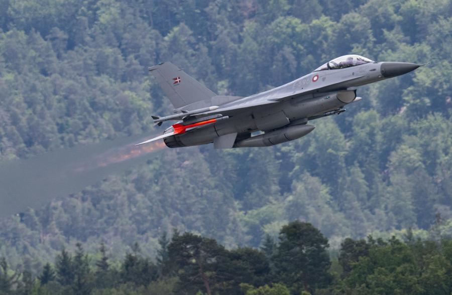 Úton vannak Ukrajnába az első F-16-osok