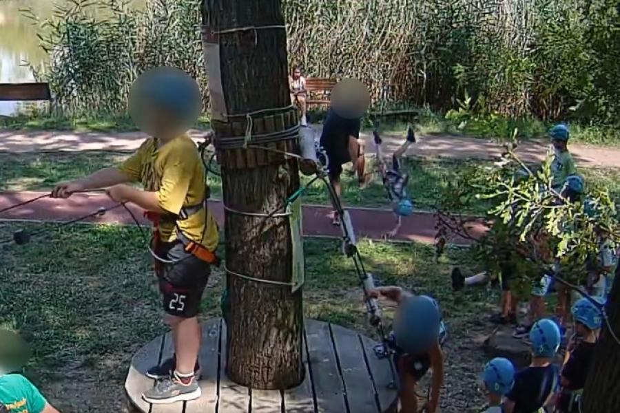 Videón, ahogy kíméletlenül felrúgnak egy kisfiút a szolnoki kalandparkban 