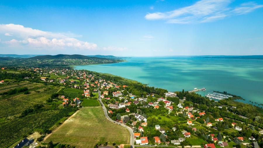 Hetekig szennyvíz folyt a Balatonba, ezért zárták be a tihanyi strandot