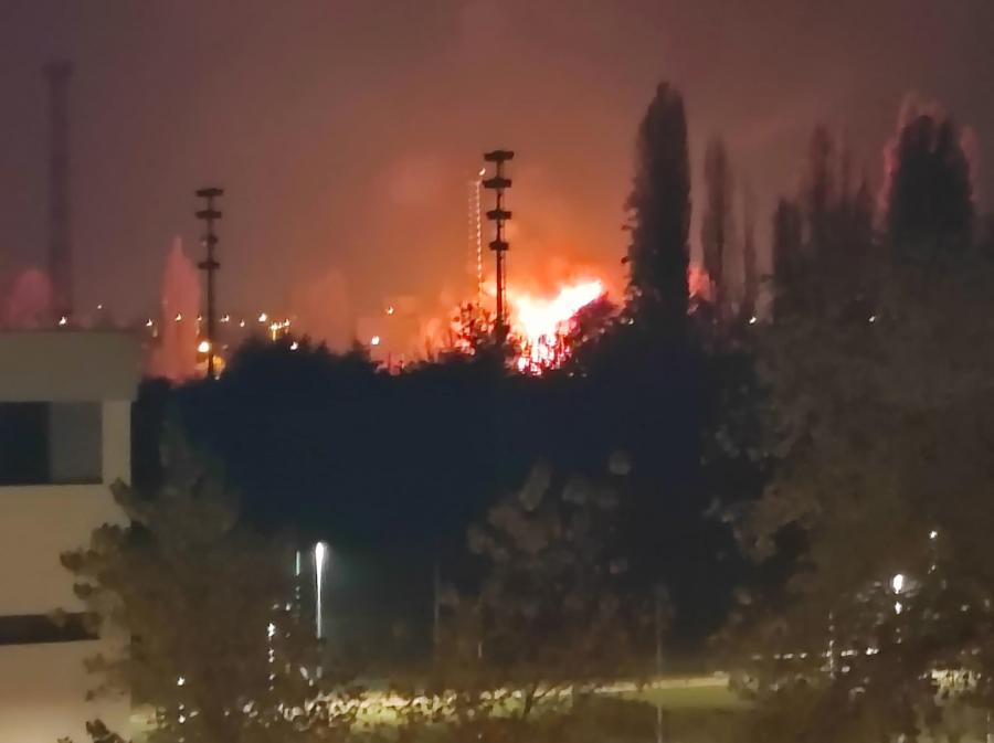 Újra lángolnak a vasúti talpfák Rákosrendező vasútállomáson, nagy erőkkel vonultak ki a fővárosi tűzoltók