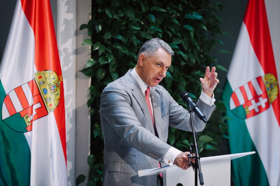 Húsz új kínai mozdonyt akar beszerezni a MÁV számára Lázár János tárcája