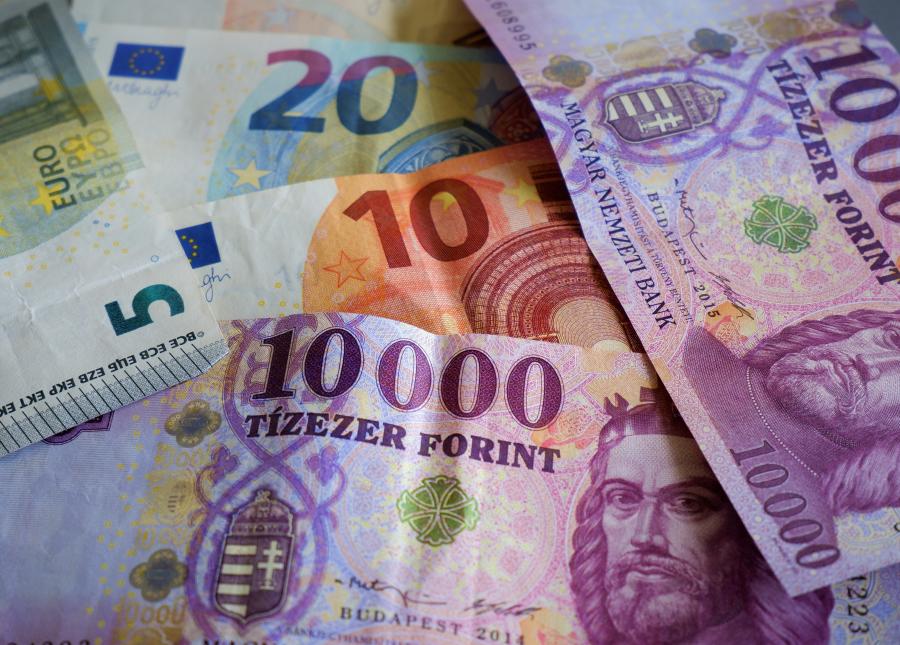Reggel 2022 vége óta nem látott szinten indított a forint, azóta már 409 felett jár az euró