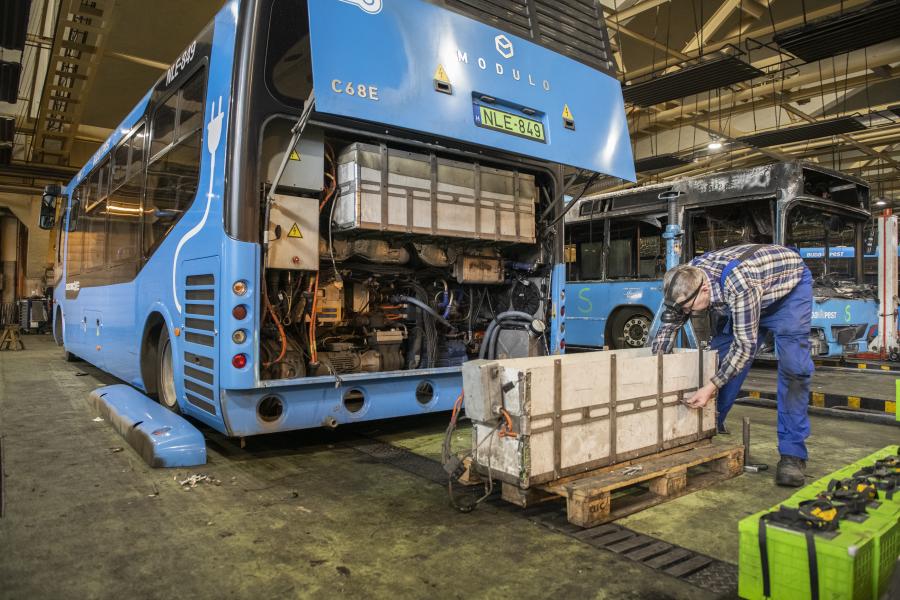 A MÁV működéséhez hasonló helyzet állhat elő a budapesti közszolgáltatásokban a Fővárosi Közgyűlés két legnagyobb frakciójának döntésképtelensége miatt