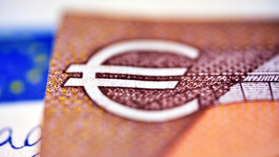 Csaknem két éves mélyponton a forint, délben már 410-nél volt az euró árfolyama