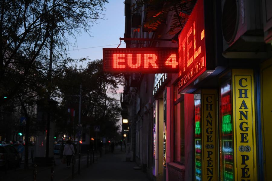 Kezd magához térni a magyar fizetőeszköz, már "csak" a 406 körül van egy euró